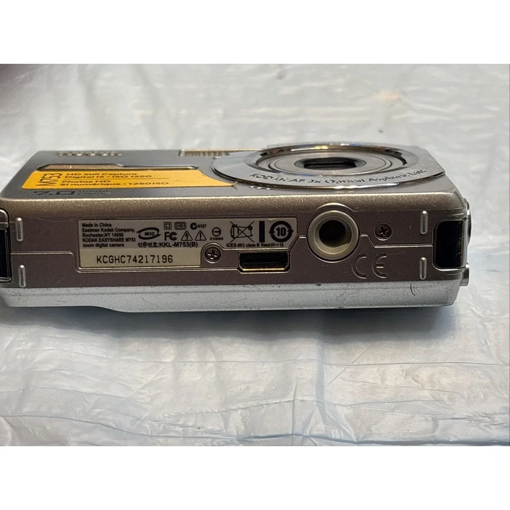 Kodak EasyShare M753 7MP Digital Camera 3x Zoom Untested w/ Carry Case